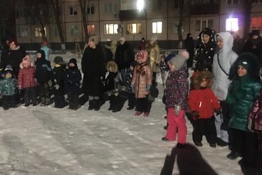 Праздники у новогодней елки